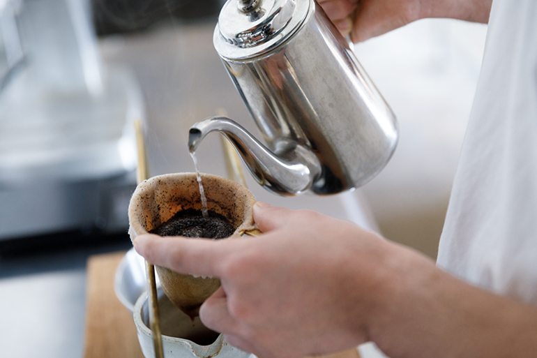 深煎りコーヒーとともに。澄んだ光と冬の空を眺める珈琲店「み空」