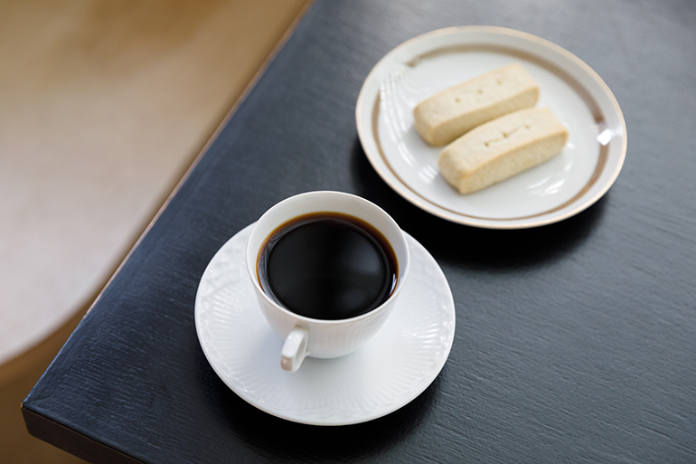 深煎りコーヒーとともに。澄んだ光と冬の空を眺める珈琲店「み空」