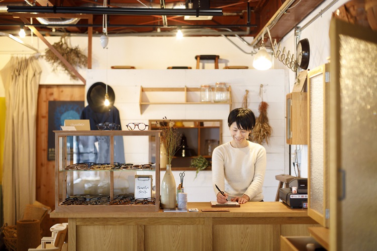 店主の溝上良子さん。不定期で、服やアクセサリー、うつわなどの展示も開催している