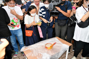 「世界一くさい」缶詰を開け、学ぶ異文化　東中野の町会が企画