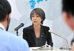 杉田水脈政務官、同性愛者は「生産性ない」寄稿の撤回を否定