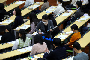 医学部に入るには　「女性差別」があった国と「くじ引き」で決める国