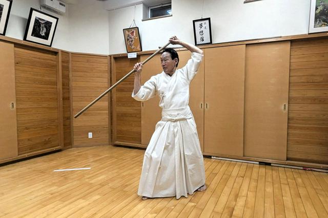 自宅にある「夢想館」で杖道の構えを披露する横尾正和さん