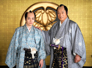 徳川吉宗（松平健さん、左）と家重（西畑大吾さん）＝テレビ朝日提供