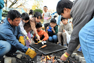 校庭でたき火にハンモック…「子どもに遊びを返す」小学校の大冒険