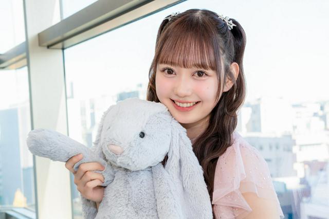 ウサギのぬいぐるみを持つAKB48の大盛真歩さん=小松隆次郎撮影