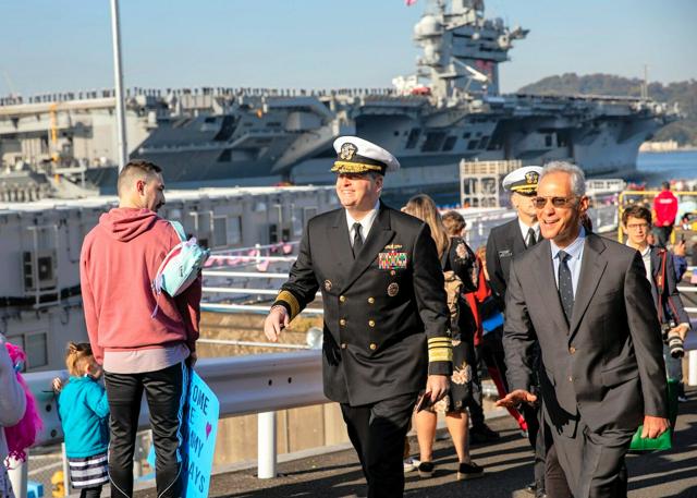 2024年11月22日、米海軍横須賀基地（神奈川県）に配備された米原子力空母ジョージ・ワシントンを視察したエマニュエル駐日米国大使（右）=米第7艦隊司令部のホームページから