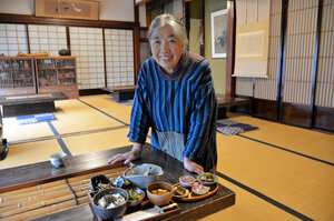 昔ながらの家庭料理を盛り込んだ昼の食事を出す長南光さん=2024年10月24日、山形県鶴岡市