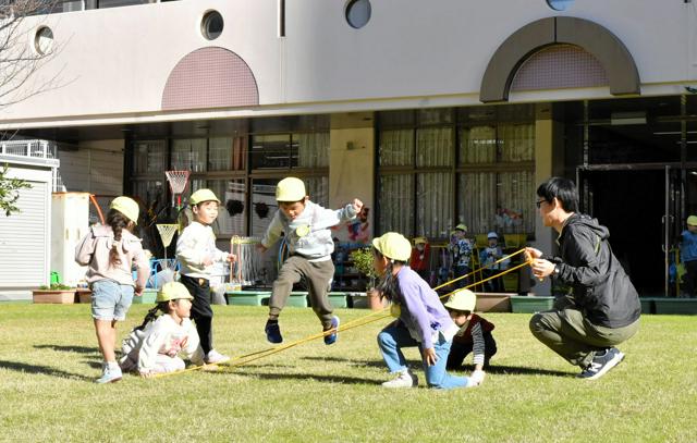 園庭で遊ぶ公立幼稚園の子どもたち=2024年12月18日午前10時14分、東京都中央区月島1丁目、岩波精撮影