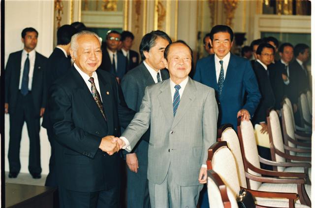 1993年7月、東京サミットに合わせて来日したインドネシアのスハルト大統領（左）と握手する宮沢喜一首相=東京・元赤坂の迎賓館