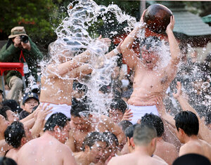 勢い水を浴びながら玉を奪い合う氏子たち=2025年1月3日午後、福岡市東区、小宮路勝撮影