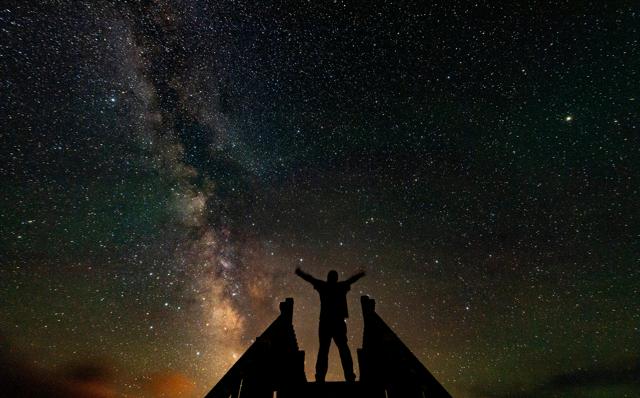 神津島北部の赤崎遊歩道。南の夜空には天の川が現れ、満天の星を独り占め=2024年6月8日午前0時14分、東京都神津島村、恵原弘太郎撮影