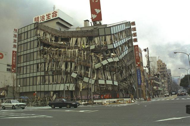 阪神・淡路大震災で崩壊した神戸市のビル