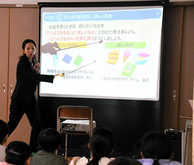 ファイナンシャルプランナーを招いて開かれた「お金の授業」=2024年12月10日、東京都八王子市の市立第五小学校、太田原奈都乃撮影