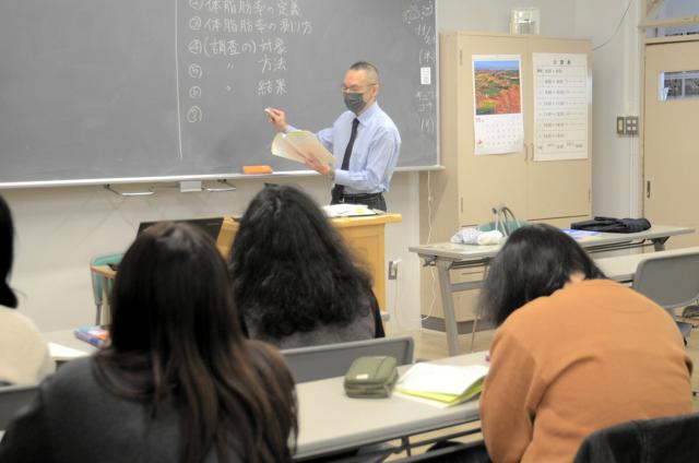 東川町立東川日本語学校の授業の様子。上級レベルのクラスでは、調査の「対象」「方法」など専門的な内容の授業が行われていた=2024年11月21日、北海道東川町、根津弥撮影