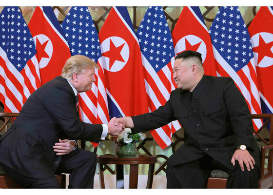 2019年2月、ハノイで握手するトランプ氏（左）と金正恩氏=労働新聞ホームページから