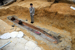 富雄丸山古墳の造り出しで出土した木棺=2024年3月12日、奈良市丸山1丁目、今井邦彦撮影