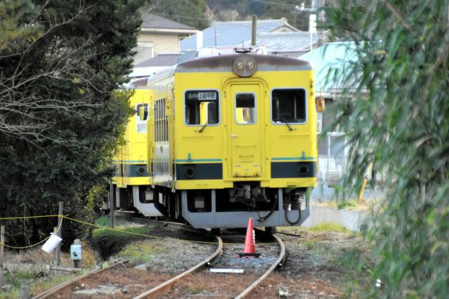 脱線現場の近くに残されたままのいすみ鉄道の車両=2024年12月16日、千葉県いすみ市苅谷、中野渉撮影