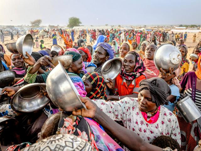 チャドのアドレにある難民キャンプ郊外の支援物資配布場所で、ダルフール地域から到着したばかりの難民＝2024年7月、ニューヨーク・タイムズ