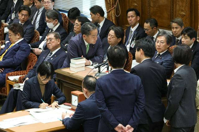 衆院予算委で、立憲民主党の長妻昭代表代行の質問に対する石破茂首相（前列右端）の答弁内容に関して、委員長席で協議する与野党の理事ら=2025年1月31日午後1時37分、岩下毅撮影