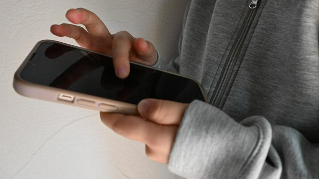 スマホ依存も、思春期の子どもたちには問題となっている