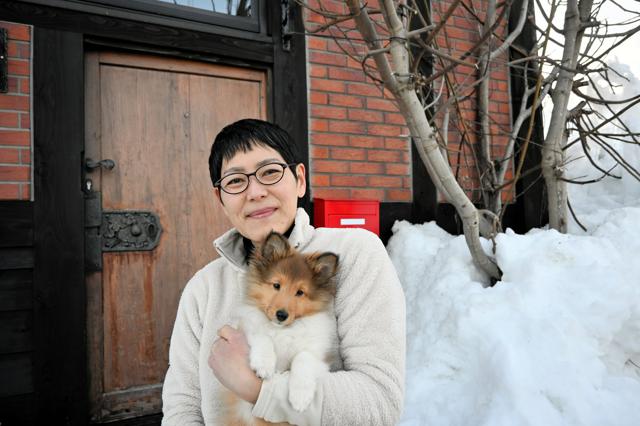 中村紀子さんと愛犬のアルンちゃん=2025年2月15日午後4時37分、新潟県十日町市松代、山崎靖撮影