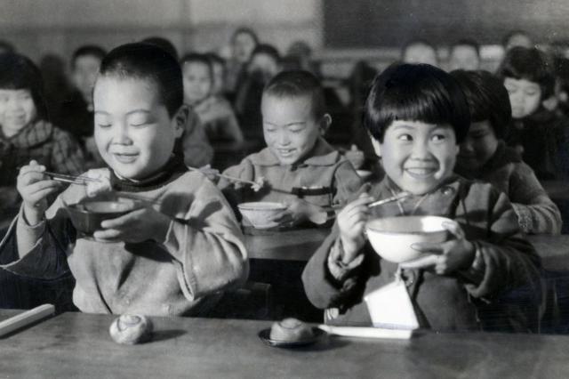 大阪・曽根崎国民学校で、始まった学校給食=1947年1月20日、大阪市