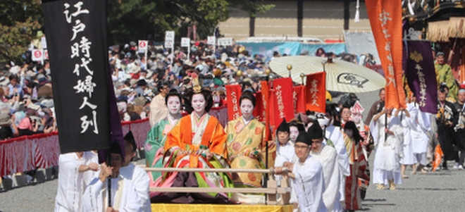 御所を出発する時代祭の行列＝２０１８年１０月２２日午後０時３４分