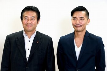 秋元司衆院議員（左）とＺｅｅｂｒａさん