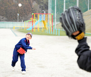 避難指示が解除された赤崎小学校でキャッチボールを楽しむ山口夢翔さん=2025年3月7日午後0時32分、岩手県大船渡市赤崎町、三浦英之撮影