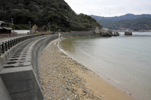 男性2人の遺体が見つかった海岸=2025年3月8日午後2時47分、和歌山県広川町、宮坂知樹撮影