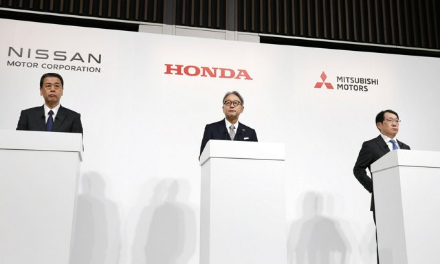 会見に臨む（左から）日産の内田誠社長、ホンダの三部敏宏社長、三菱自動車の加藤隆雄社長=2024年12月23日午後5時1分、東京都中央区、上田幸一撮影