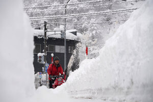 大雪に見舞われた岐阜県郡上市白鳥町では、住民たちが除雪に追われていた。釣具店を営む瀬木国春さん（76）は、「昨日は40センチ、今朝には30センチの積雪があった。記憶にないぐらいの雪が積もっている。これ以上降ると雪のやり場がなく困ってしまう」と話していた=2025年1月9日午前9時16分、岐阜県郡上市白鳥町、小玉重隆撮影