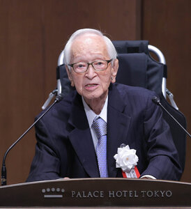 あいさつをする渡辺恒雄氏＝２０２１年３月２２日、代表撮影