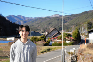 大好きな里山の風景を紹介する小菅勇太郎さん=2024年12月9日、長野県辰野町、高木文子撮影