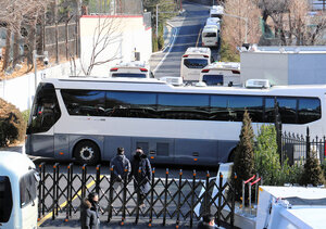 ソウルにある韓国大統領公邸の入り口付近はバスや車両などでバリケードが築かれていた=2025年1月7日、東亜日報提供