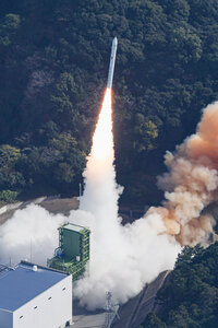 発射された小型ロケット「カイロス」2号機=2024年12月18日午前11時、和歌山県串本町、朝日新聞社ヘリから、林敏行撮影