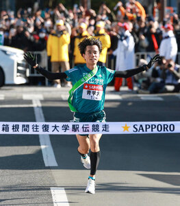 往路１位でゴールする青学大の若林宏樹=吉田耕一郎撮影