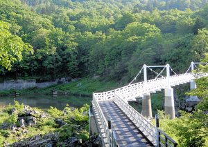 17歳の女性を転落させたとみられる神居大橋=北海道旭川市