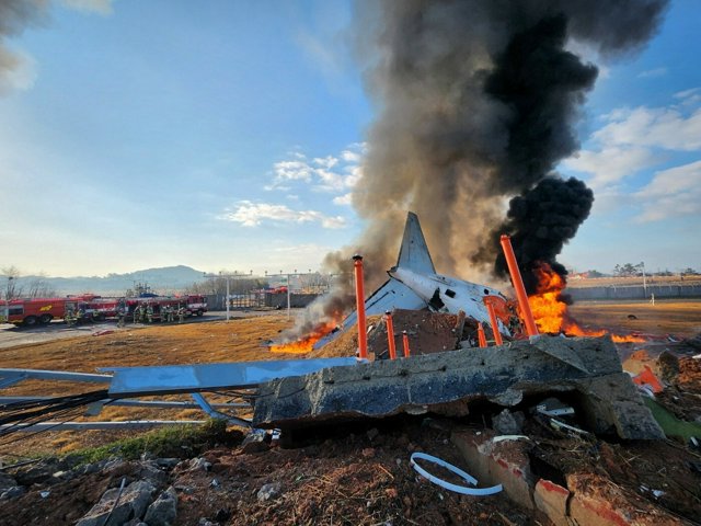 韓国・全羅南道の務安空港で2024年12月29日、着陸に失敗した旅客機。聯合ニュース提供＝ロイター