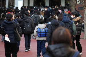 試験会場に向かう受験生=2025年2月1日午前7時32分、東京都世田谷区、関田航撮影