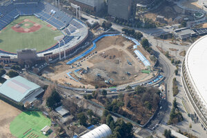 再開発のため樹木の伐採が進む神宮外苑地区=2025年1月24日午前10時46分、東京都新宿区、朝日新聞社ヘリから、小林正明撮影