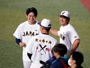 WBCの強化試合前、笑顔で言葉を交わす大谷翔平（右）と佐々木朗希=2023年3月