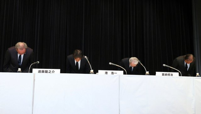 会見の冒頭で頭を下げるフジテレビの経営陣ら=2025年1月27日午後4時3分、東京都港区、友永翔大撮影