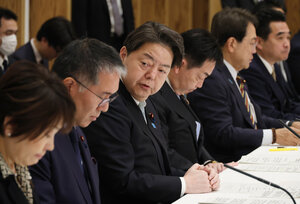 福島県内除去土壌等の県外最終処分の実現に向けた再生利用等推進会議で発言する林芳正官房長官（手前から3人目）=2024年12月20日午前8時23分、首相官邸、岩下毅撮影