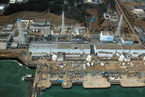 事故直後の東京電力福島第一原発。中央右から1、2、3、4号機=2011年3月、福島県大熊町、株式会社エア・フォート・サービス撮影