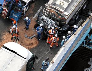 乗用車に追突した事故現場=2024年1月19日午後0時54分、神戸市東灘区、朝日新聞社ヘリから、小宮路勝撮影