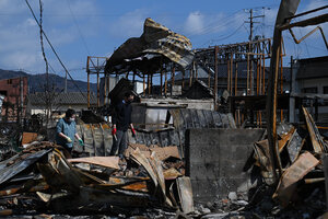 避難指示が解除され、山林火災で延焼した自宅へ戻る住民=2025年3月10日午前10時38分、岩手県大船渡市三陸町綾里港、小宮健撮影