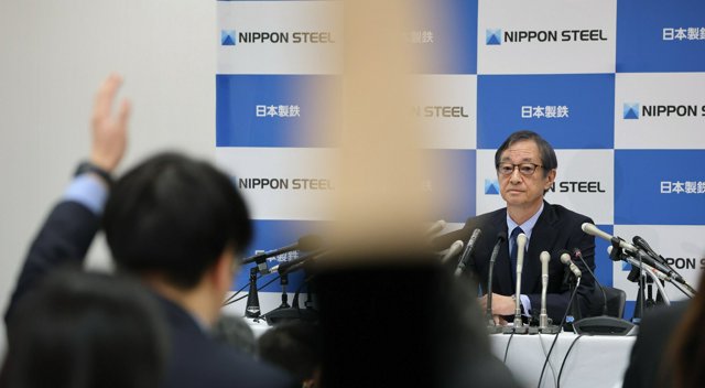 日本製鉄の橋本英二会長の会見には、報道陣から多くの質問の手があがった=2025年1月7日午前9時13分、東京都千代田区、川村直子撮影