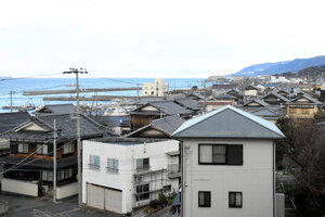 1995年の阪神・淡路大震災で震度7の揺れが襲った旧北淡町。修理の跡が見える昔ながらの住宅と新しい住宅が混在している=2025年1月8日午後3時18分、兵庫県淡路市斗ノ内、黒田陸離撮影